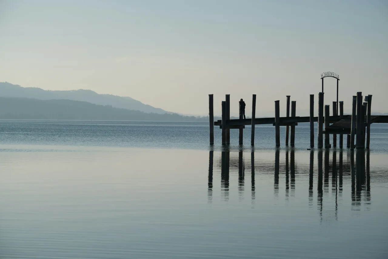 Badesteg am Bodensee bei Allensbach im Morgendunst