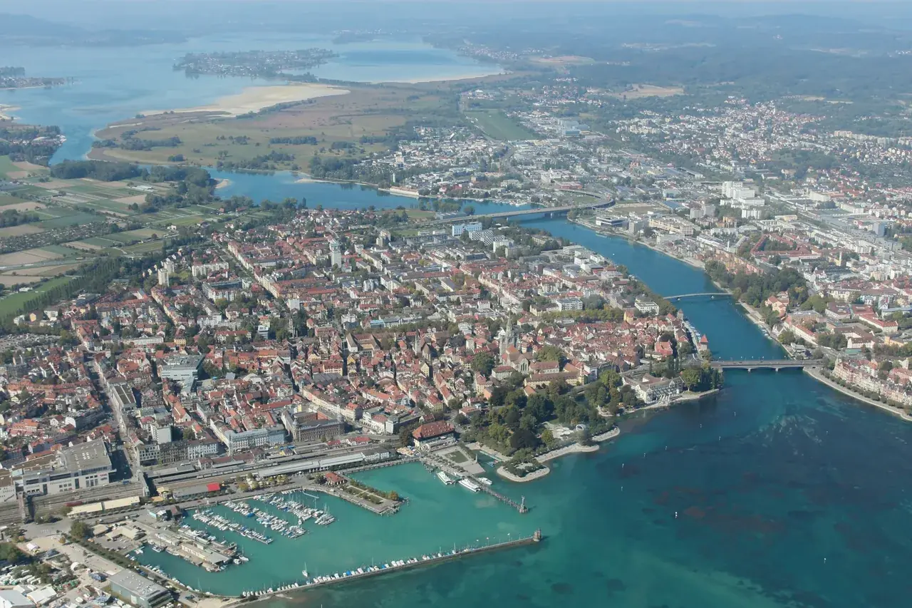 Luftaufnahme von Konstanz am Bodensee mit Altstadt und Hafen